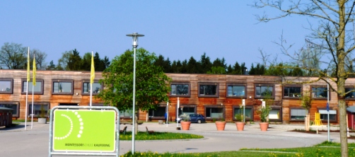 Blick auf die hölzerne Fassade der Montessorischule Kaufering