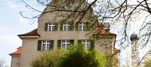 Giebelseite des Gebäudes Alte Schule in Alt-Kaufering, in welcher der Kindergarten St. Johann untergebracht ist