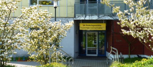 Eingangsbereich zur Kindertagesstätte Sonnenkäfer im Frühling