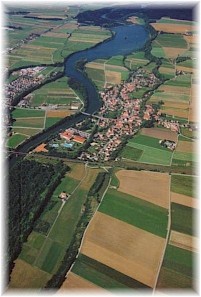 Luftbildaufnahme vom Lech und der Ortschaft Kaufering