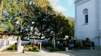 Blick auf die Gräber auf dem Friedhof im Dorf