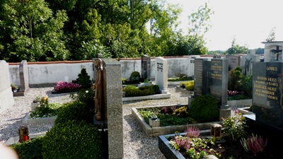 Blick auf Gräber am Friedhof Kaufering Dorf