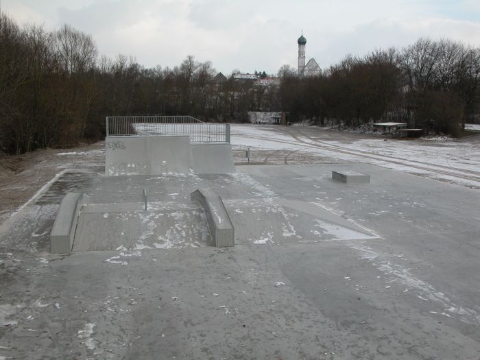 Skateplatz leer, mit leichtem Schneebelag im Winter