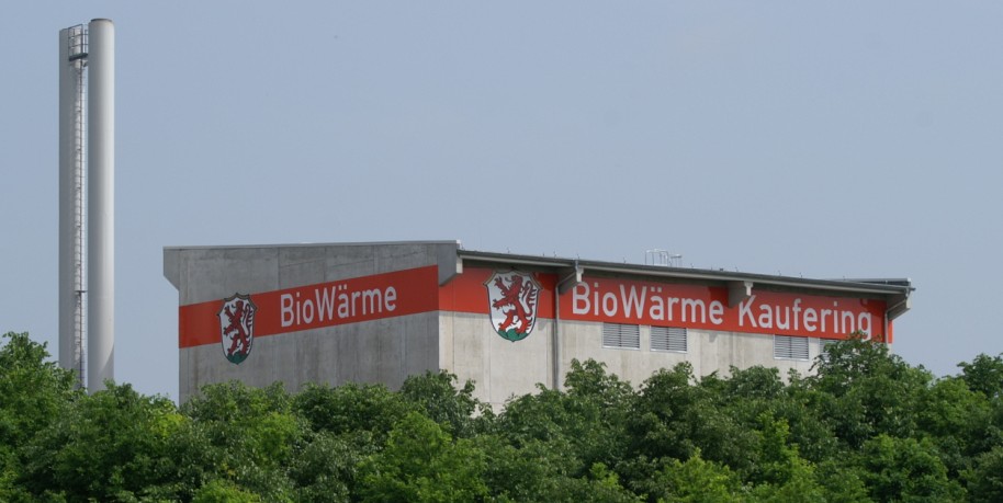 Das Dach des Heizwerks mit dem Schriftzug Biowärme Kaufering und hohem Schornstein