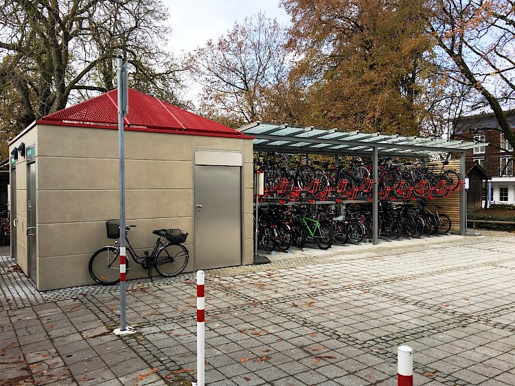 WC-Gebäude und Fahrradständer am Bahnhof
